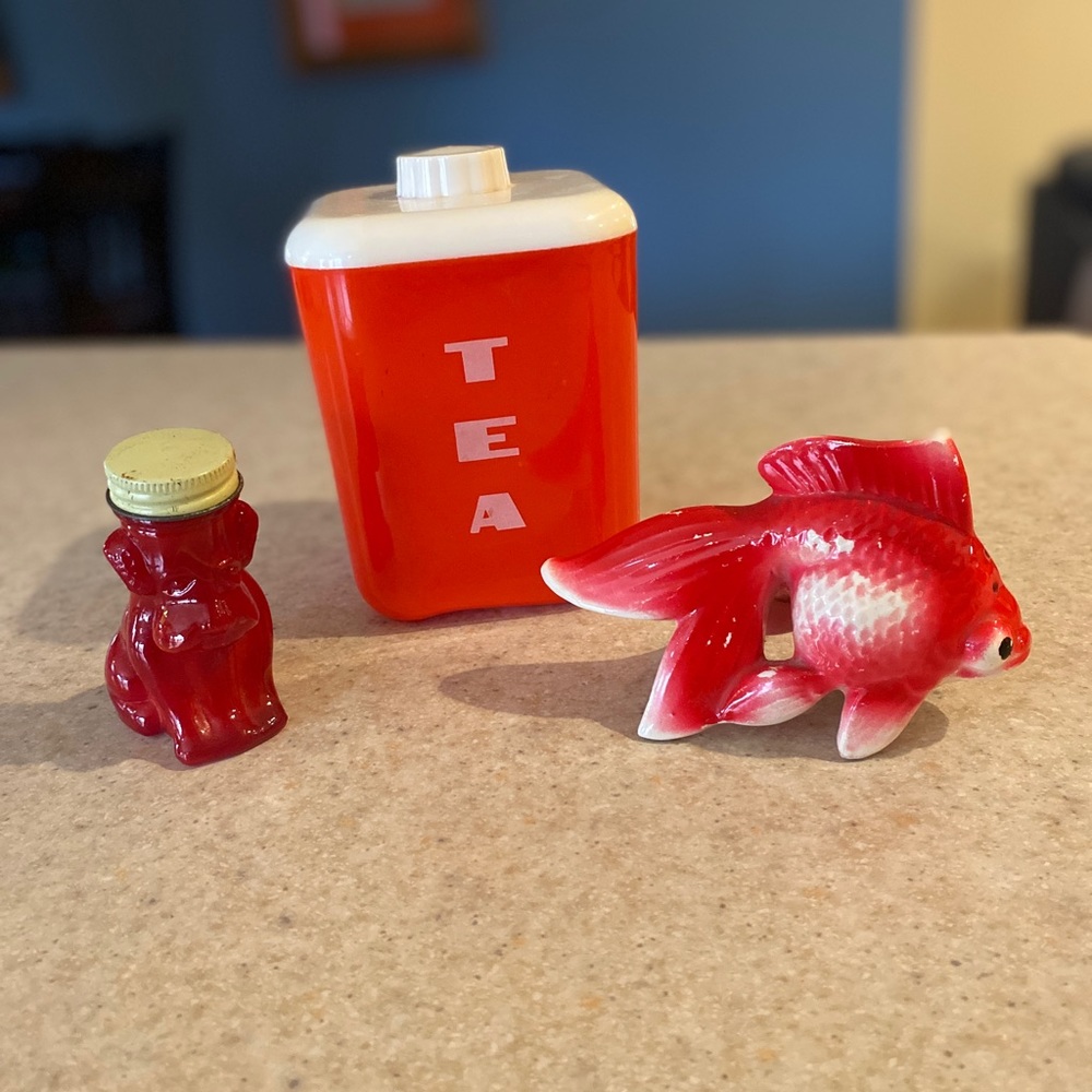 Red Kitschy Kitchen Accents, Vintage Fun retro items for red kitchen decor